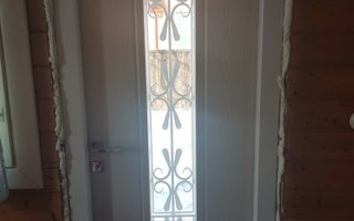 металлическая дверь для дачи со стеклом и кованой декоративной решеткой