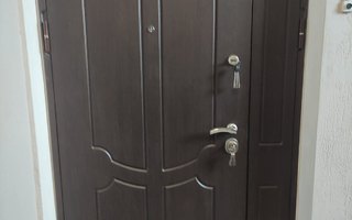 стальная двустворчатая дверь вид снаружи