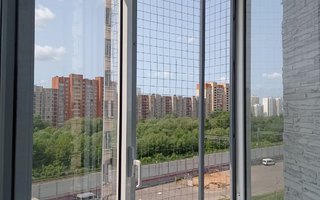 стальная оконная решетка антикошка для лоджии с местом выгула